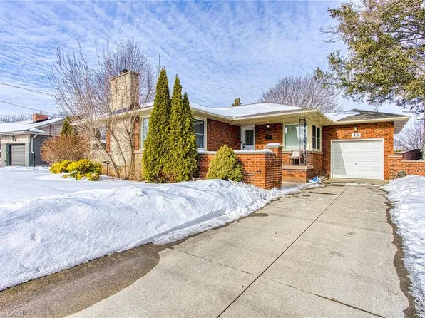 15 Passmore St, Hamilton, ON L8G 3J4