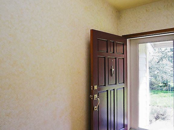 Entry is large enough to actually greet guests. Hardwood and vaulted ceilings make for a wonderful welcome to your home.