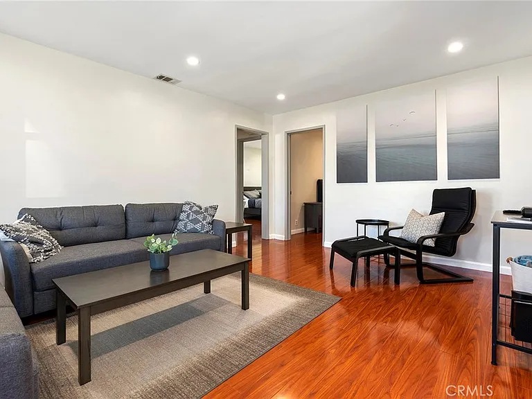 18228 Regina Ave — Photo 4