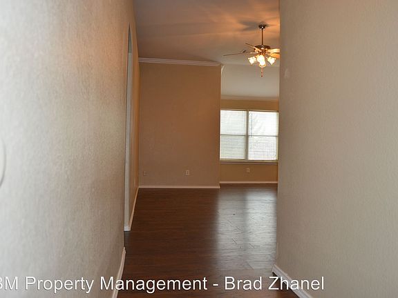 3rd image of 1585 Sandhurst Dr