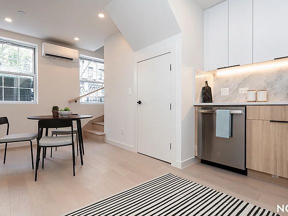 2nd image of 159 Havemeyer St #2