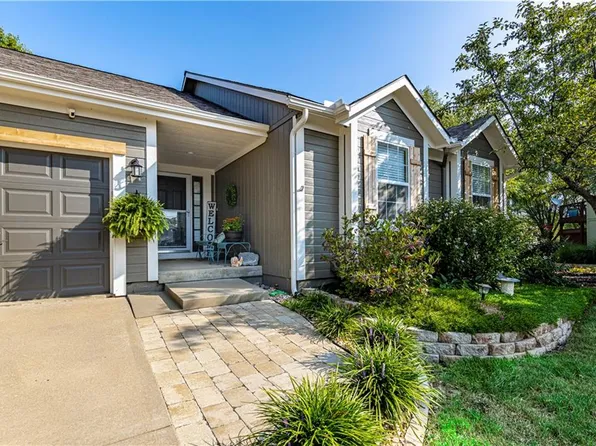 709 S 7th St E, Louisburg, KS 66053