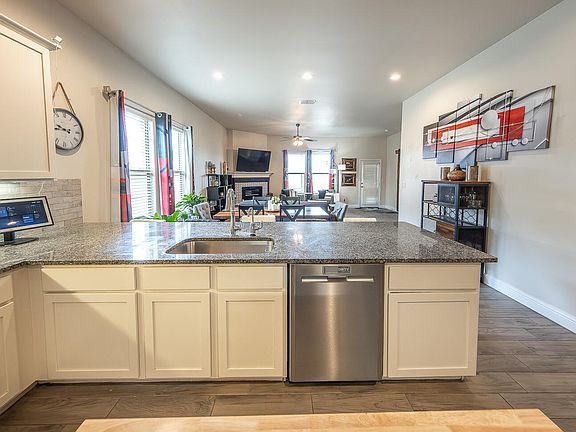4th image of 13811 Avenue W