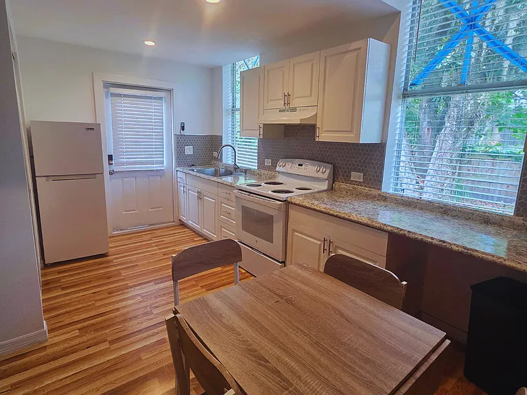 Beautiful, cozy studio with kitchen and nearby dining for convenience
