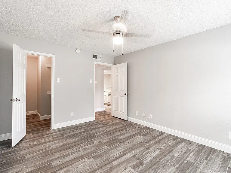 Vine Apartments — Photo 38