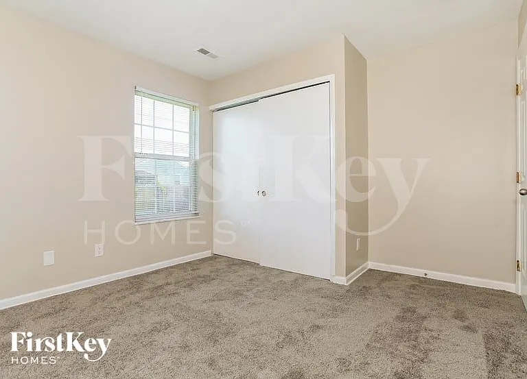 977 Hathaway Dr — Photo 10