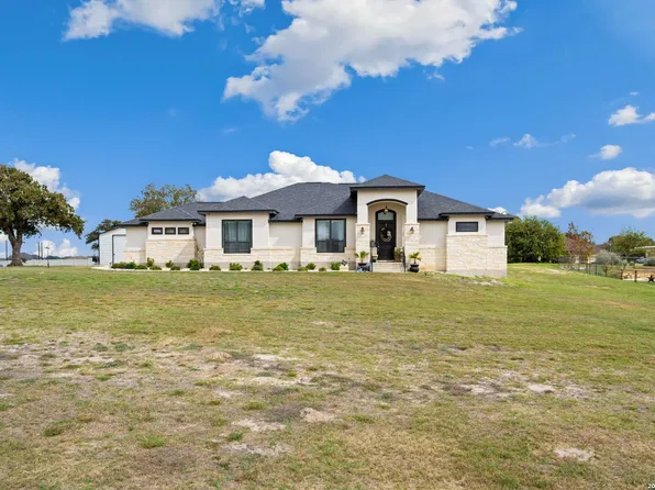 300 ABREGO LAKE DR, Floresville, TX 78114