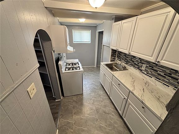 2nd image of 247 Rochelle St