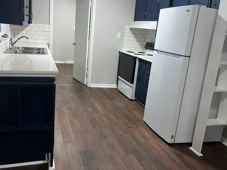 138 E 6th St #138/140 — Photo 4