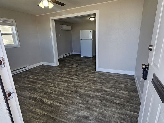 Living Room: 13.5' x 9.6'
