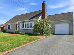 10 Bunny Ln, Amityville, NY 11701