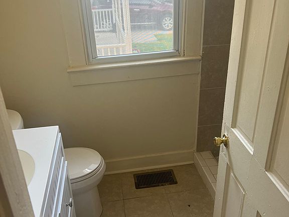 3rd image of 918 Kenton Ave