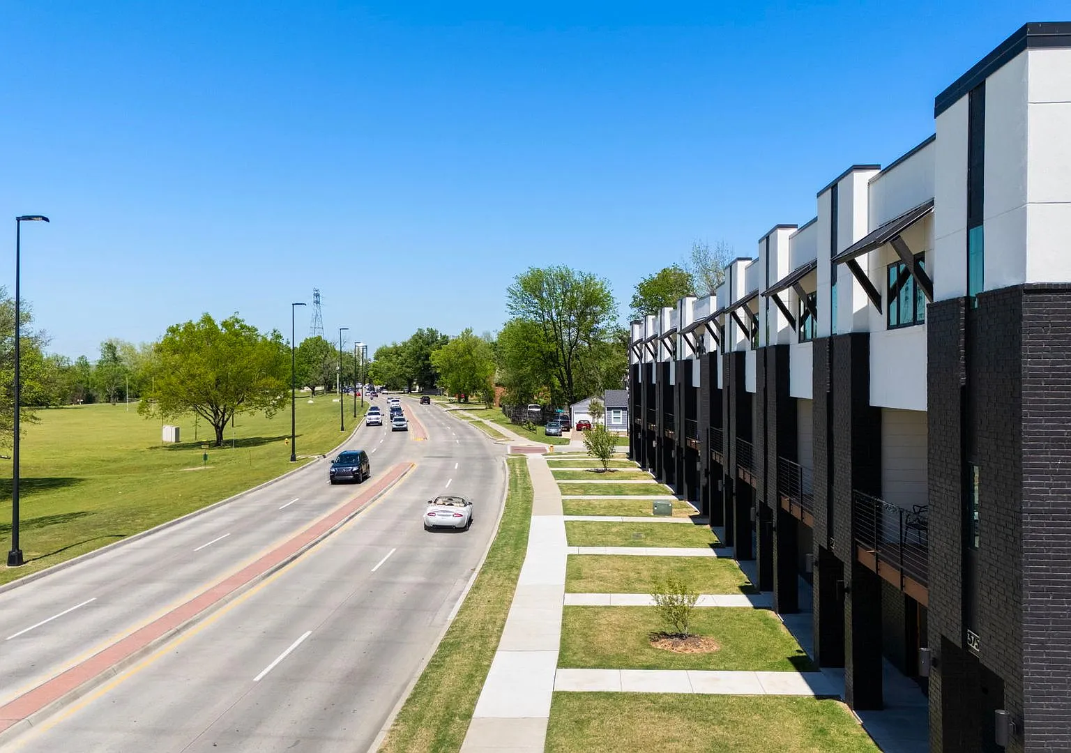 Beautiful Fully Furnished 2 Bed / 2.5 Bath Condominium with Attached 2-Car Garage. — Photo 3