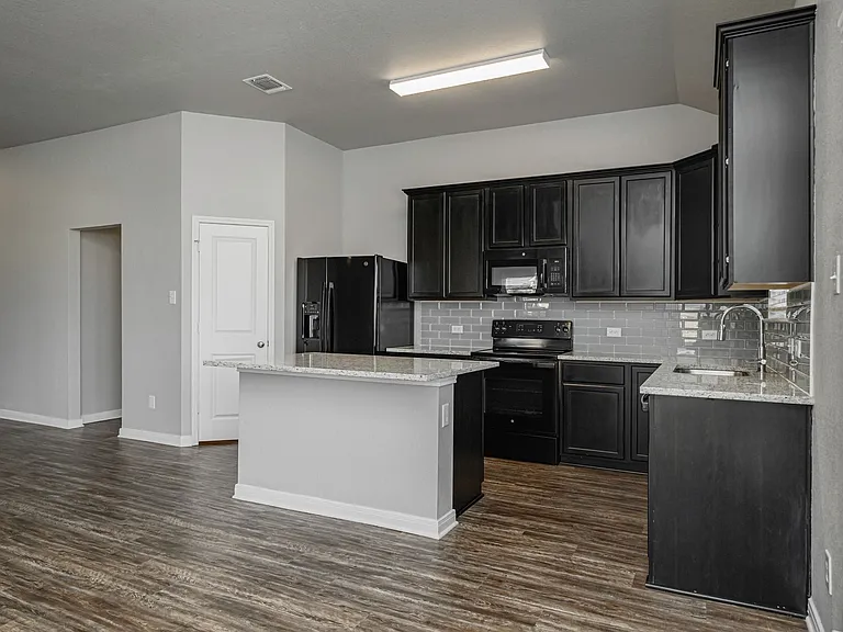 1368 Kingsgate Dr — Photo 10