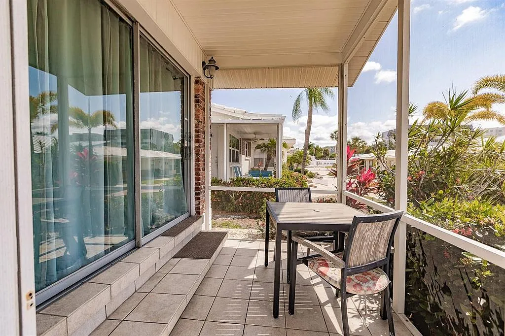 1 bed, 1.0 bath, 572 sqft, $7,470 — Photo 4