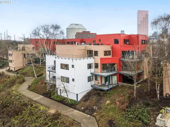 620 NW Naito Pkwy APT B9, Portland, OR 97209