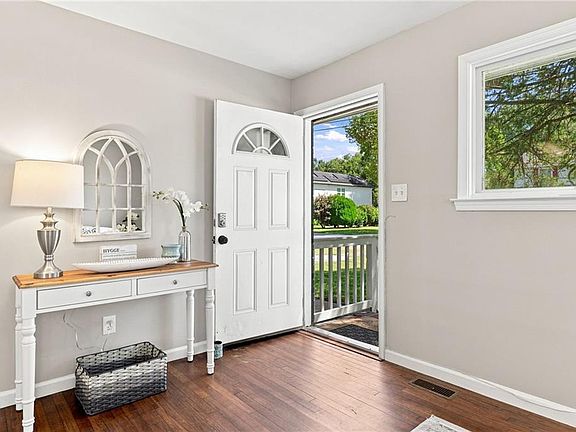 3rd image of 537 Greenbriar Ave