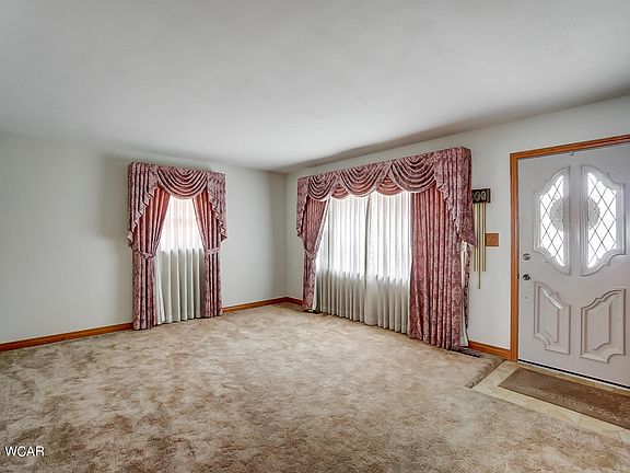 4th image of 215 E High St