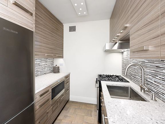 3rd image of 101 W 12th St APT 9O