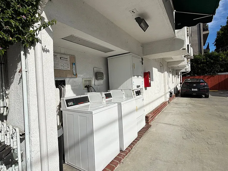 10814-10818 Blix St — Photo 3