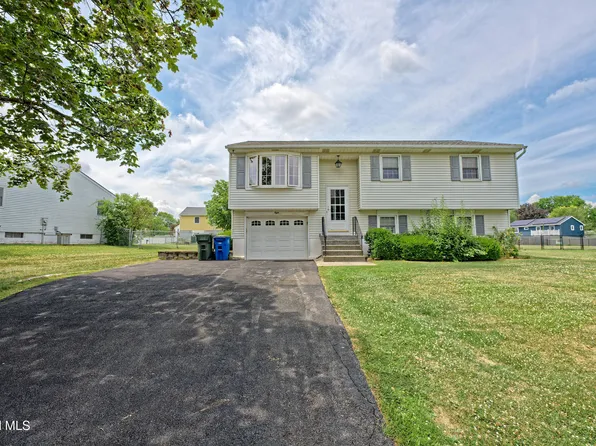 8 Mazurki Court, Cohoes, NY 12047
