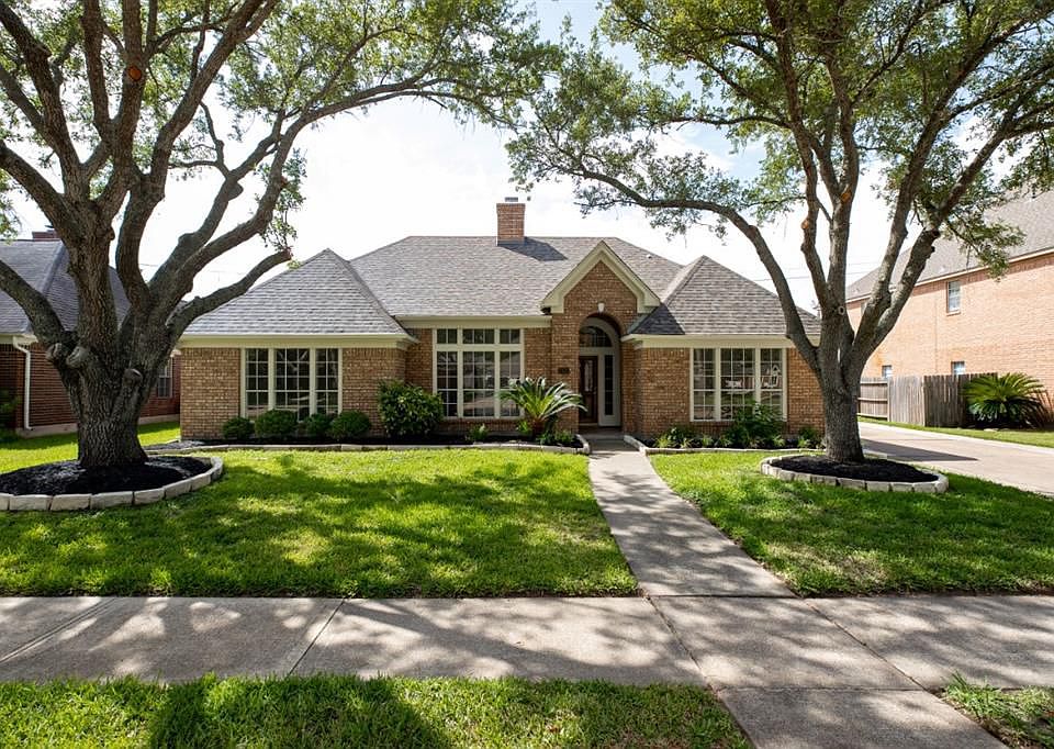 1st image of 2132 Country Club Dr