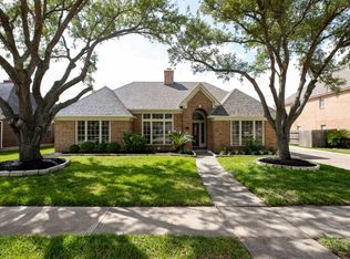 2132 Country Club Dr, Pearland, TX 77581