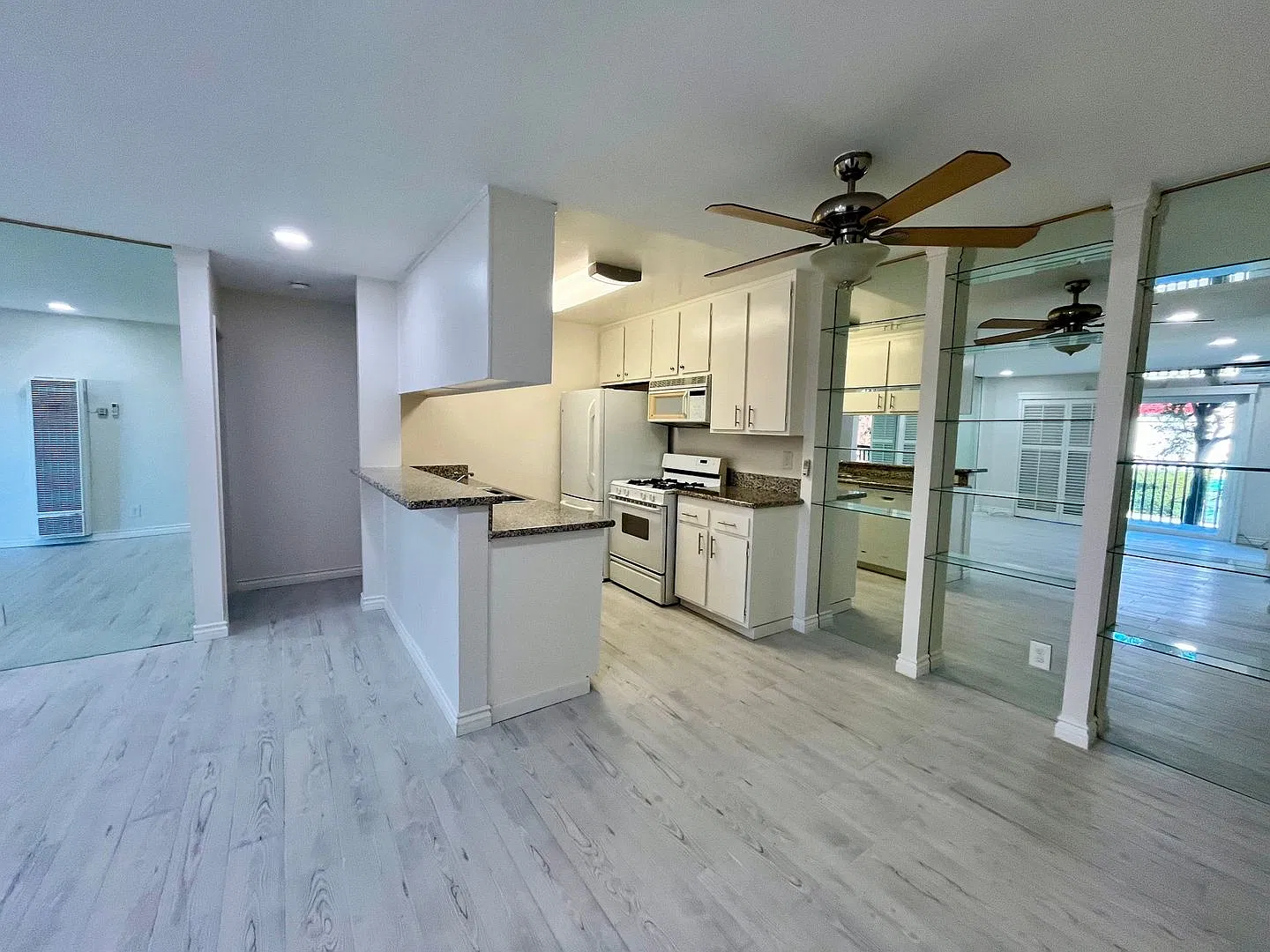Bright and fresh 2-bed, 2-bath Lawndale Condo — Photo 2