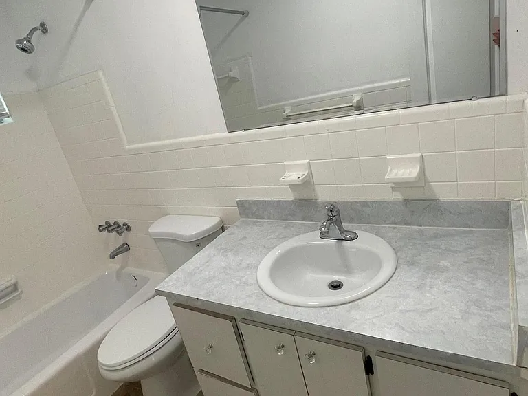 400 SE 9th Ct #9 — Photo 7