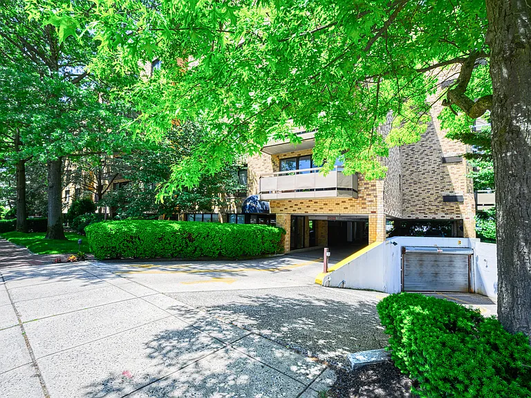 141 Great Neck Rd #2G — Photo 36