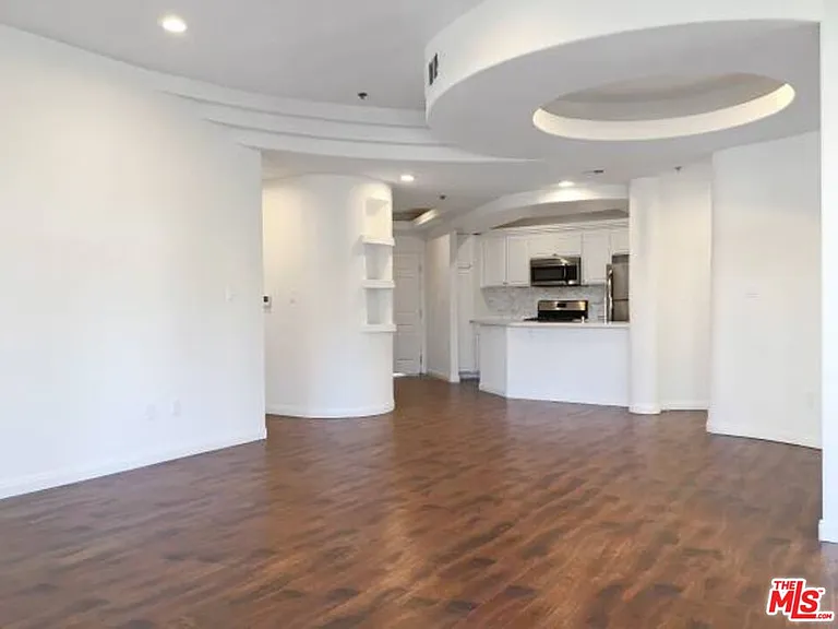 12712 Moorpark St #103 — Photo 5