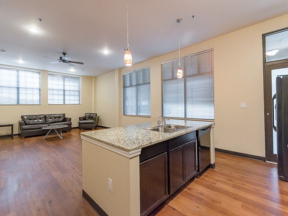 4th image of 601 N College Ave #126