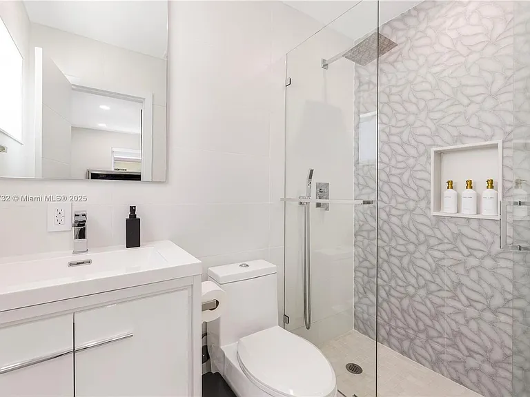1104 N 13th Ter — Photo 16