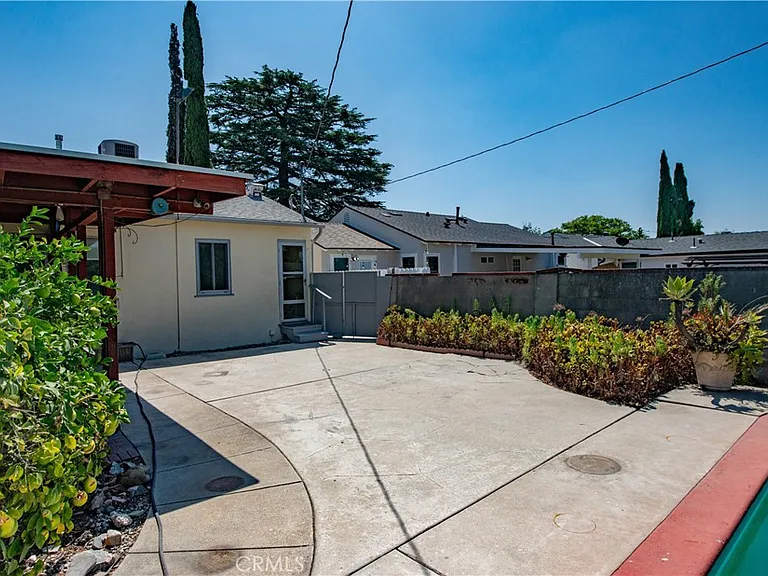 2121 N Screenland Dr — Photo 29