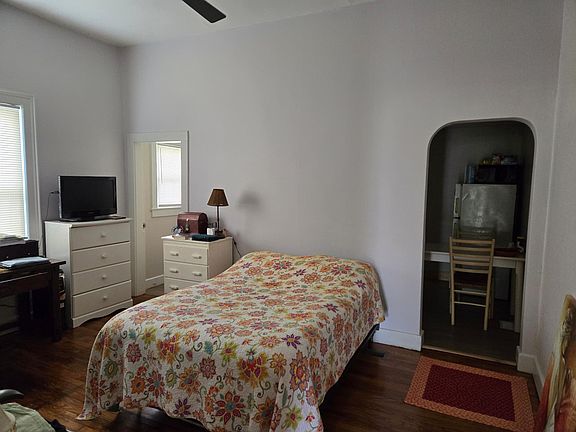4th image of 210 E Burwell Ave