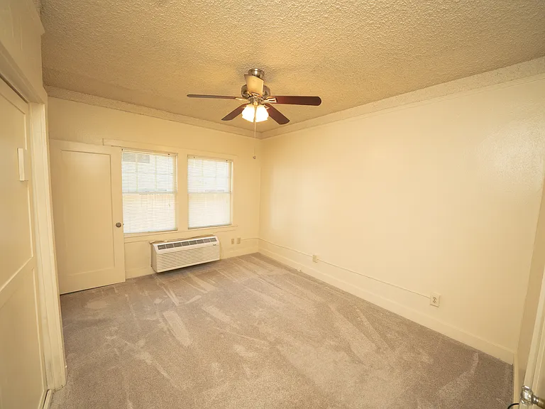 818 25th St #210 — Photo 4