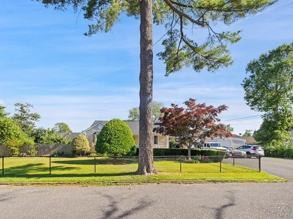 4 Roosevelt Street, Brentwood, NY 11717