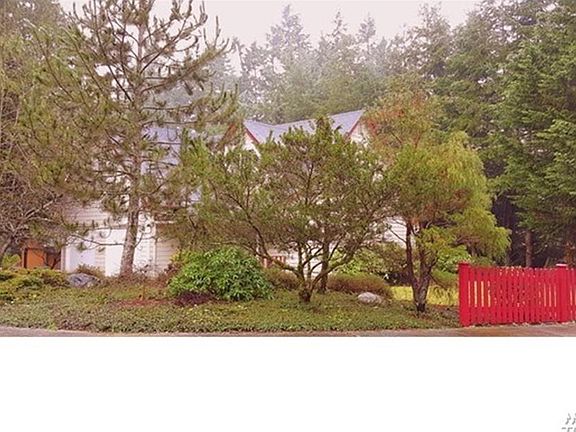 4th image of 585 NW Carolyn Ln