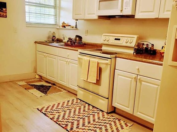 4th image of 980 NE 132nd St #980