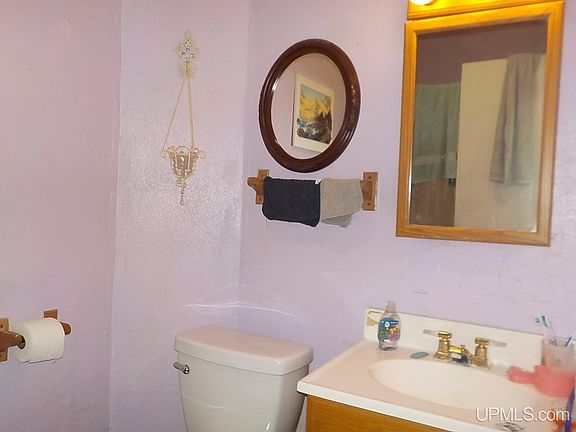 4th image of 915 Wells St