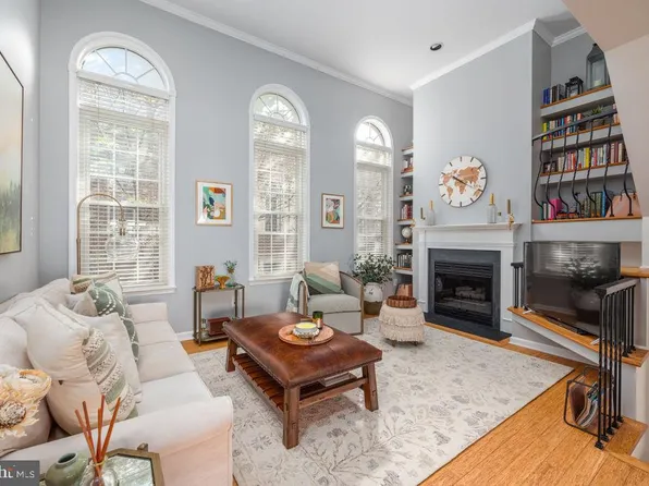 2456 Garnett Dr, Alexandria, VA 22311