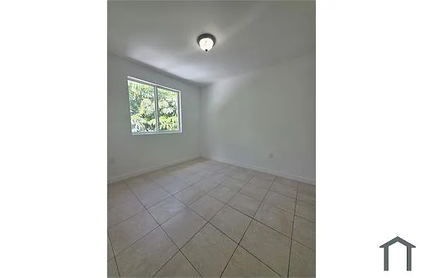 Building Photo - 831 SW 3rd St