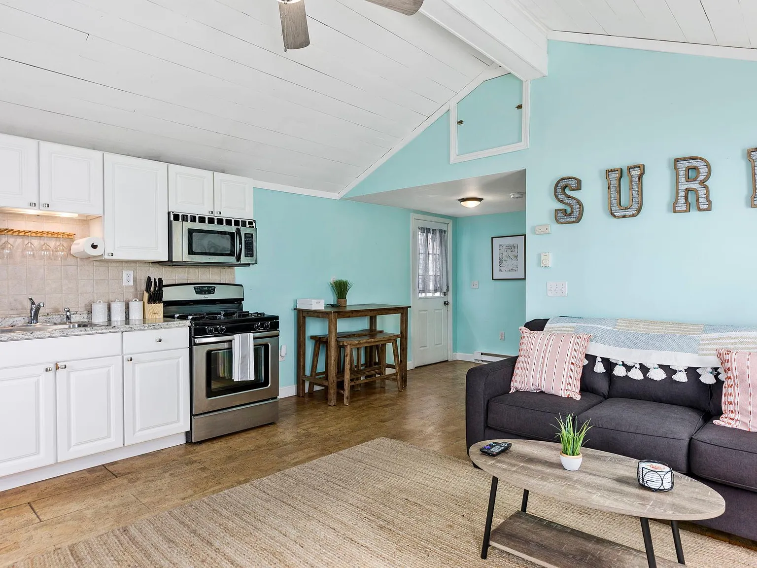 2 bed, 650 sqft, $2,550 — Photo 1