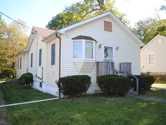 3rd image of 17 Woodsedge Ave