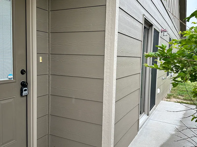4827 N Hillside Ct — Photo 2