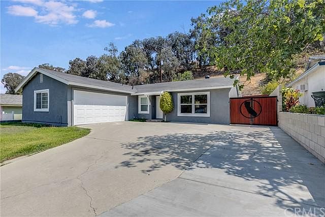 1st image of 1733 E Autumn Dr