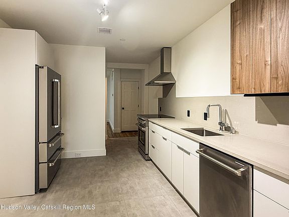 4th image of 438 Warren St