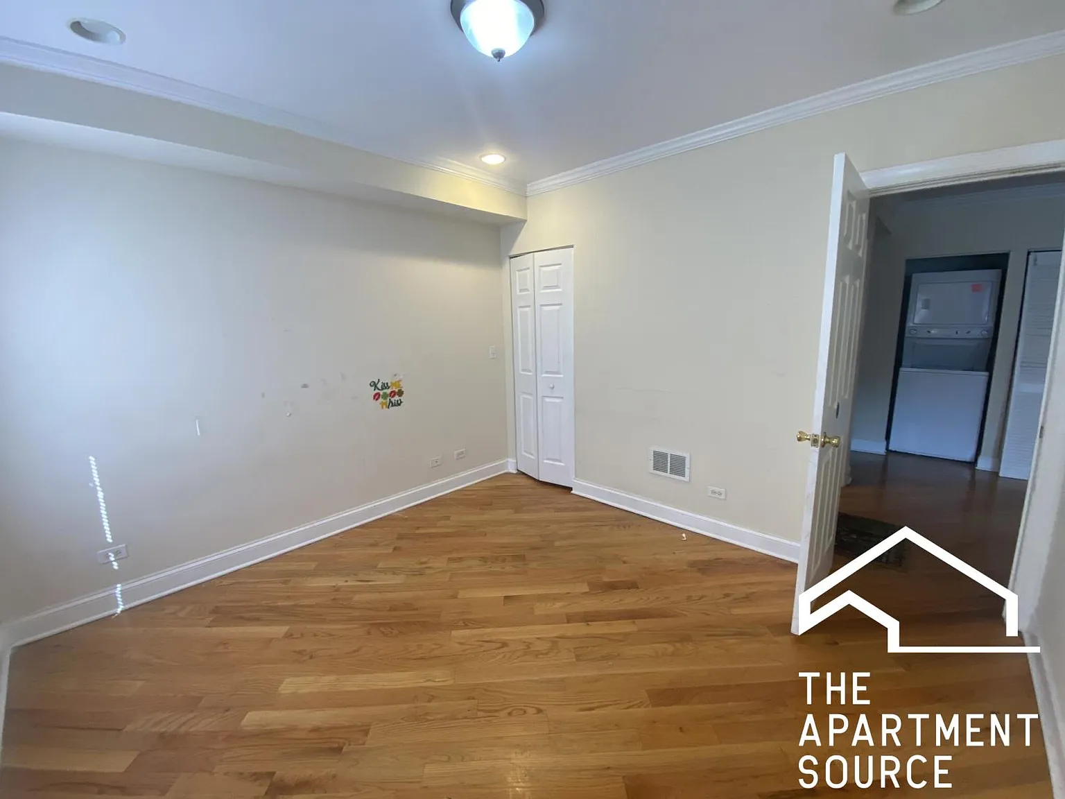 6935 N Oakley Ave — Photo 2