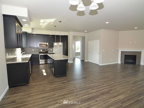 5th image of 3019 Louise Street W