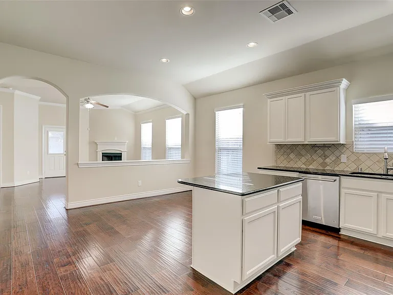 606 Sabinal St — Photo 10